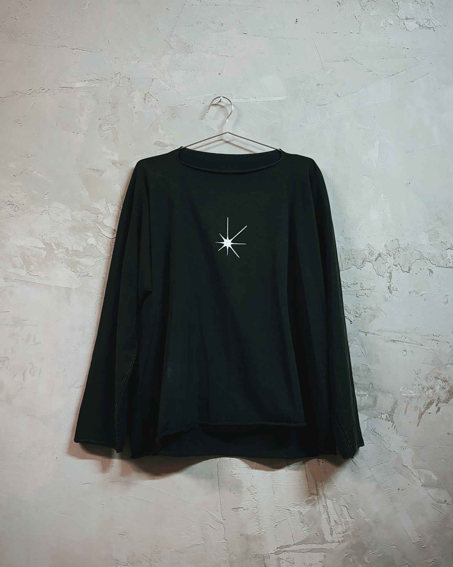 CUT-NECK LOG00:000 SHIRT