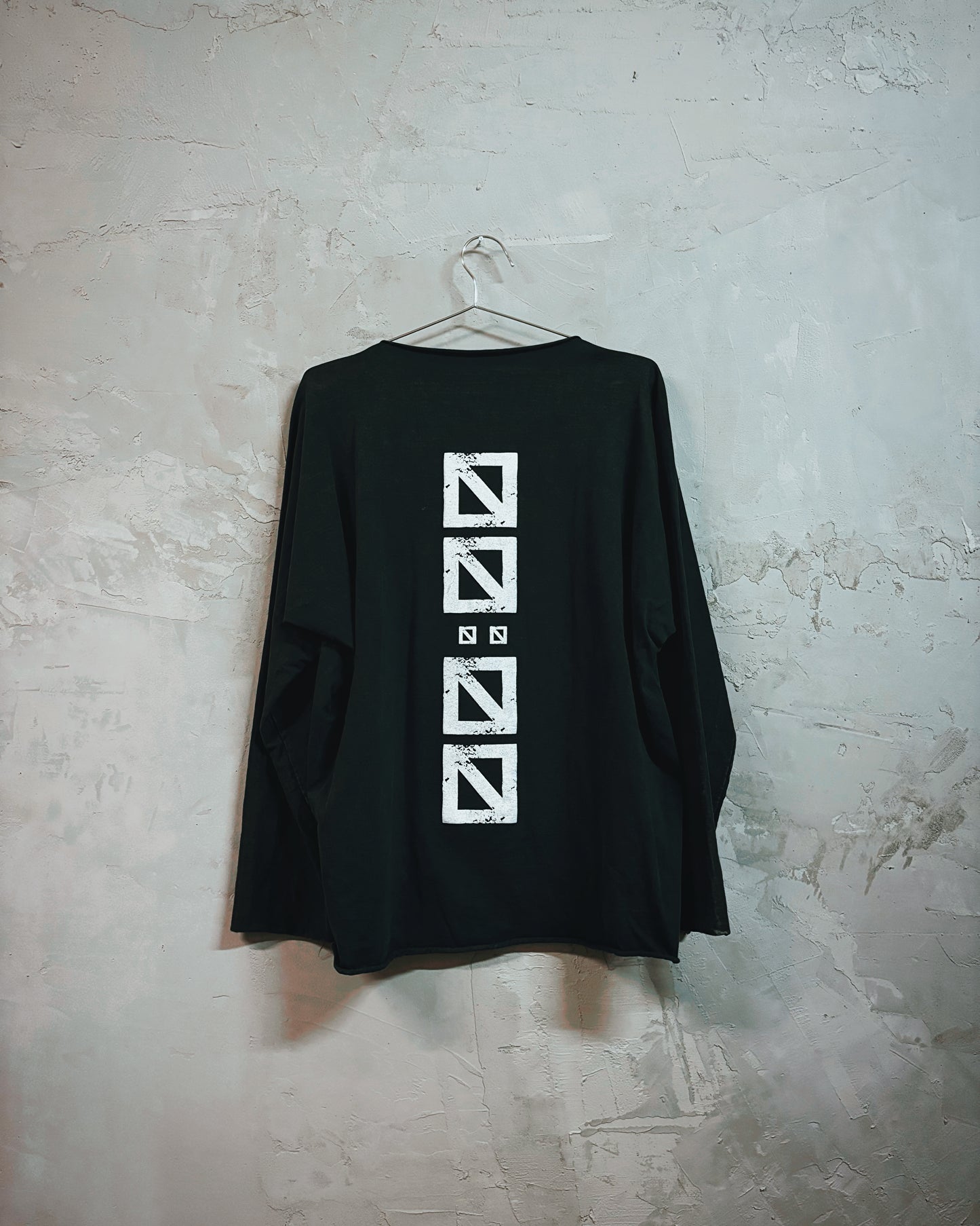 CUT-NECK LOG00:000 SHIRT